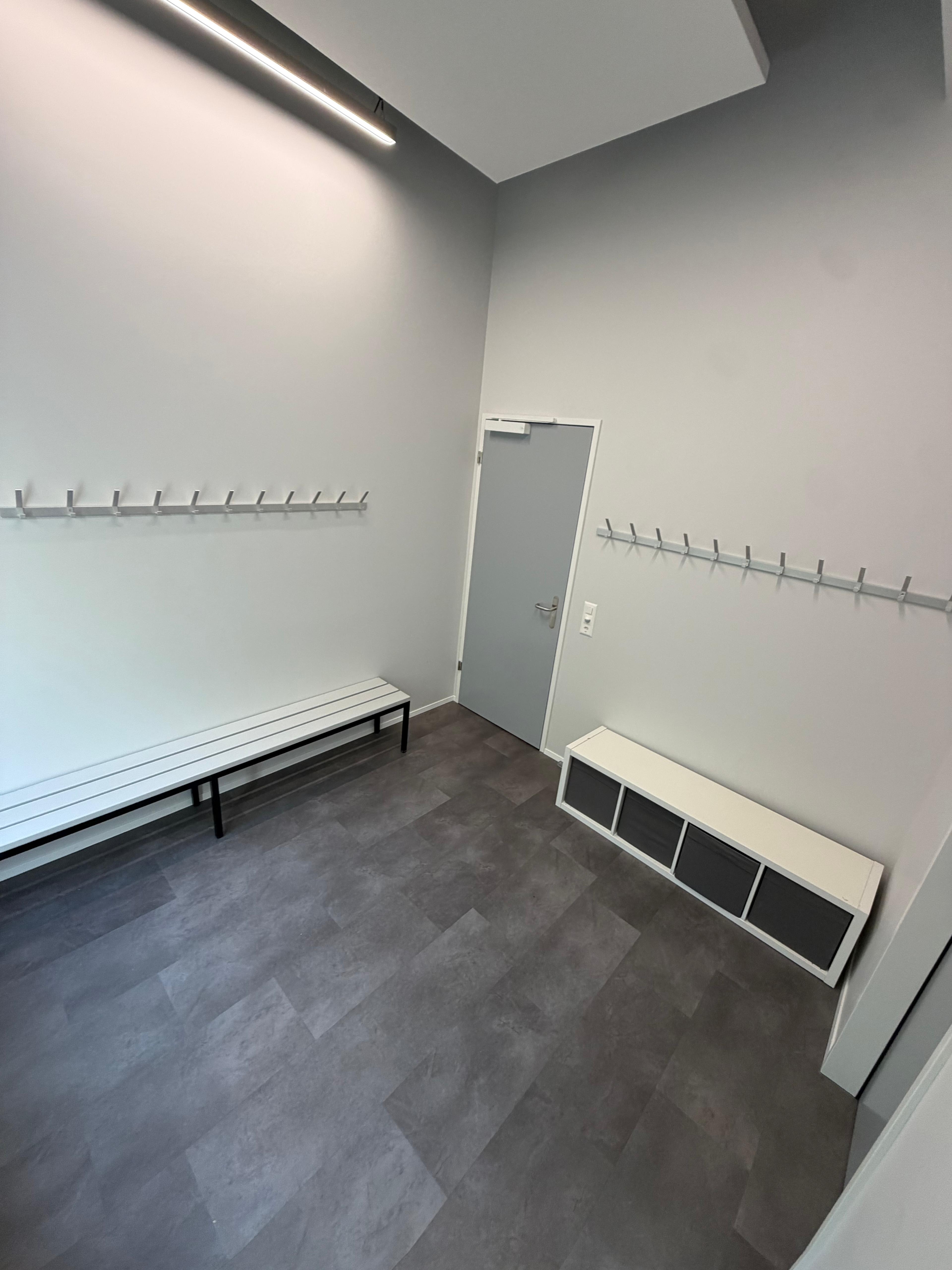 Garderobe mit Bänken und Kleiderhaken