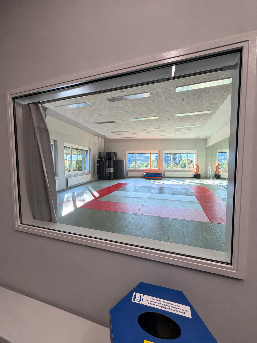 Trainingsfläche durch das Fenster vom Eingangsbereich