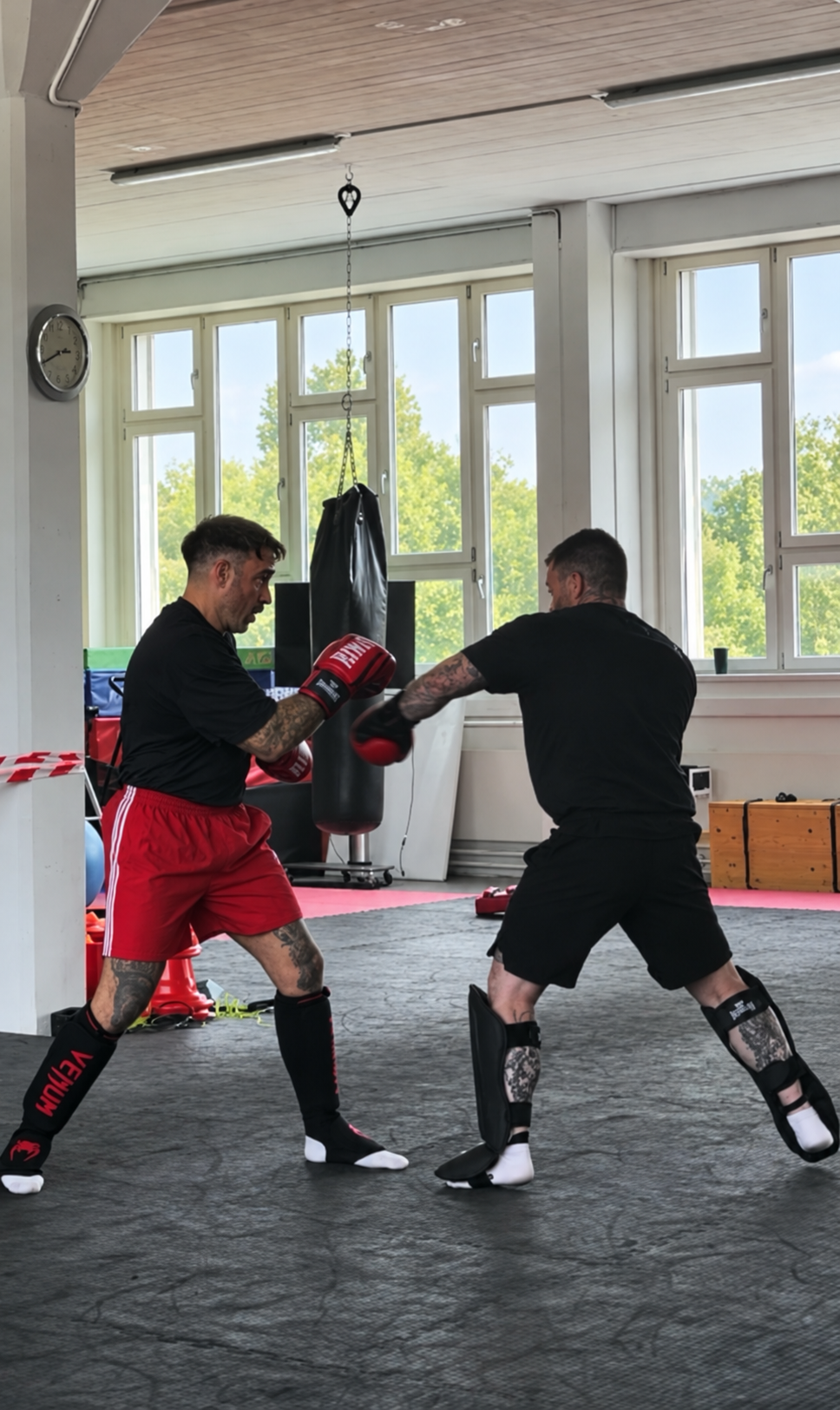 Zwei Sportler beim Pratzentraining in der Combat Academy